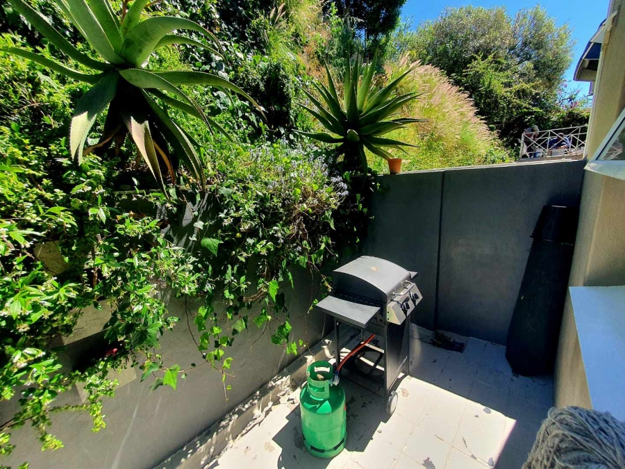 To Let 2 Bedroom Property for Rent in Green Point Western Cape